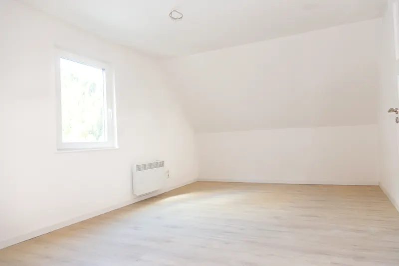 Großer Raum im Obergeschoss mit Dachschräge nach dem Ausbau