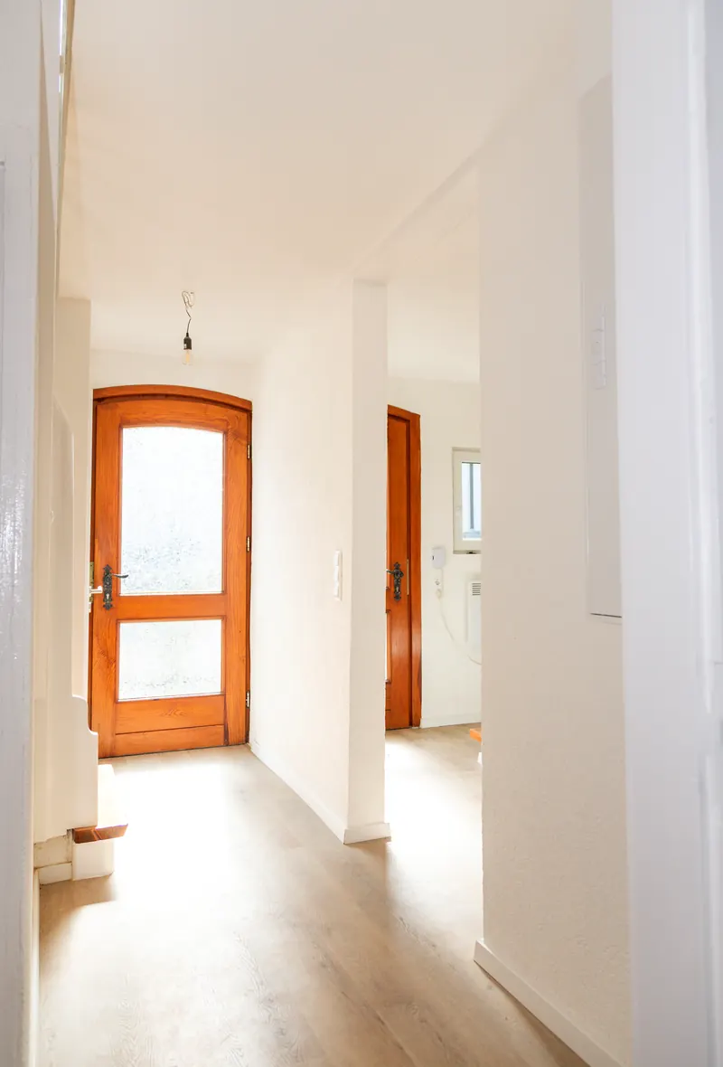 Flur mit Blick auf die Haustür und neue Innentüren