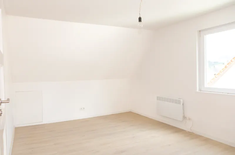 Zimmer mit Dachschräge, verspachtelt und gestrichen